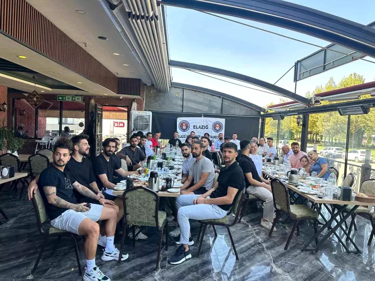 Elazığspor Teknik Heyeti ve Futbolcuları Kahvaltıda Buluştu