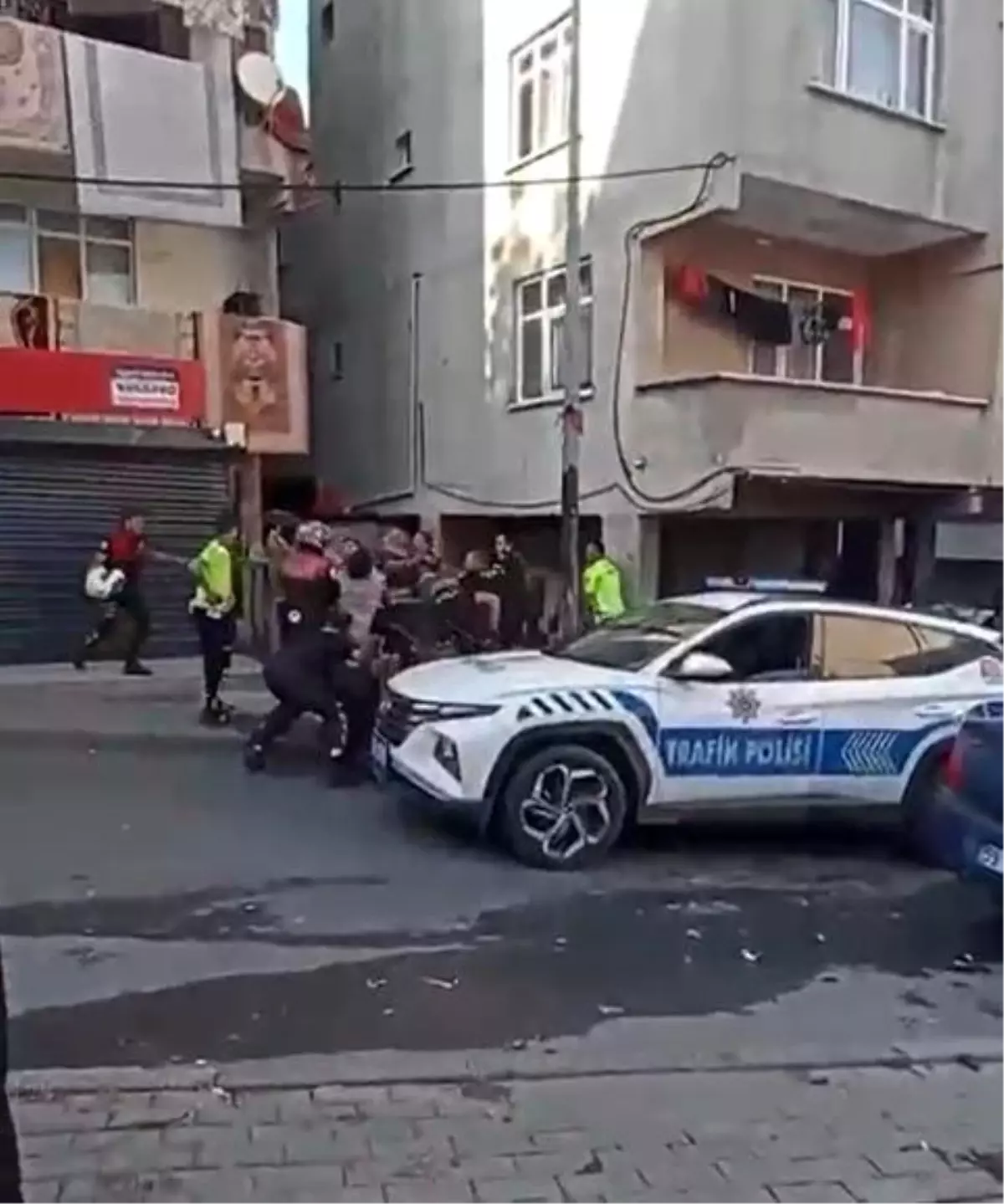 Avcılar’da Polis Ekiplerine Saldırı