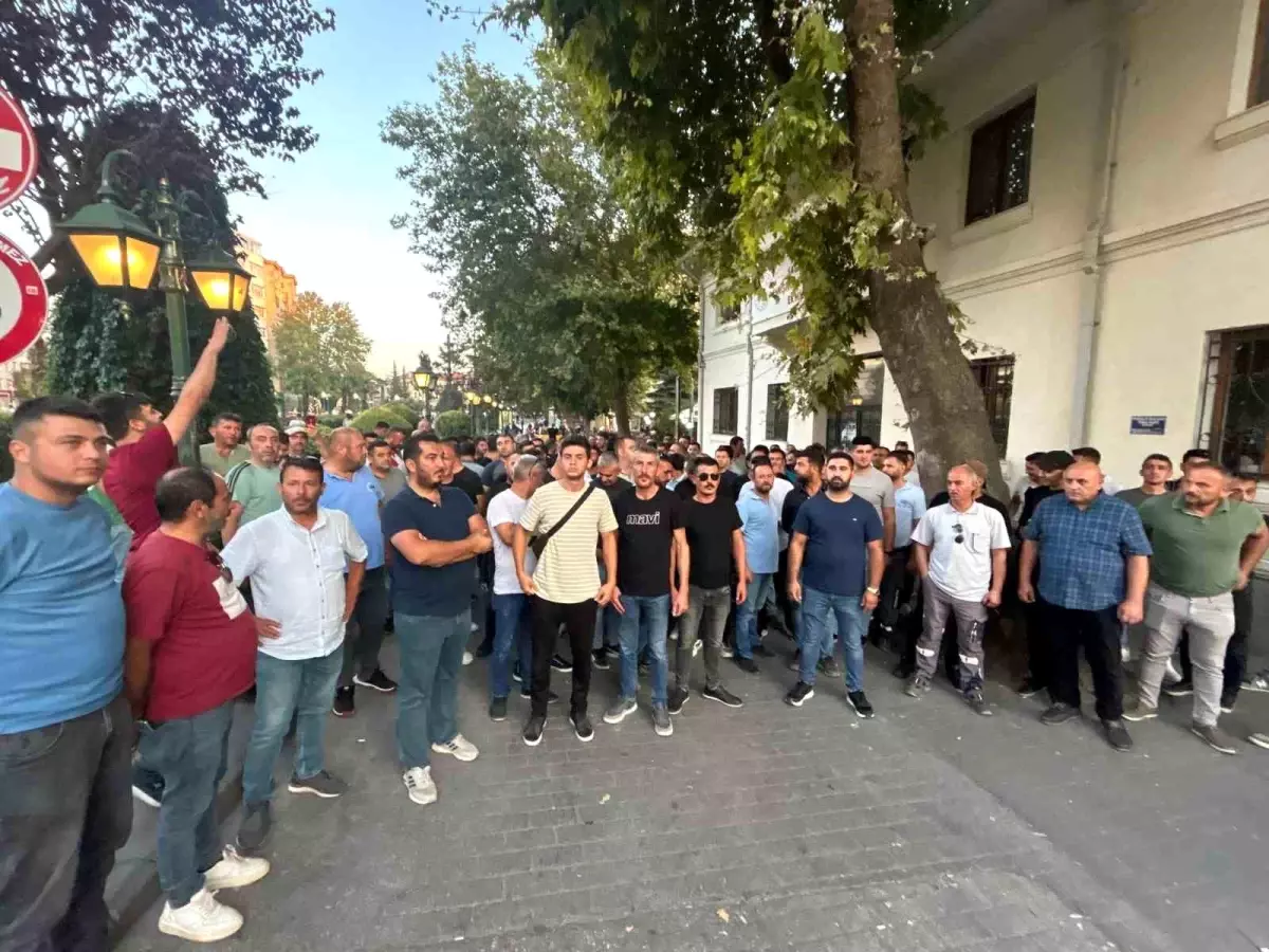 Eskişehir Büyükşehir Belediyesi İşçileri Protesto Gösterisi Düzenledi