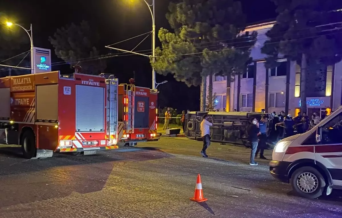 Malatya’da İşçi Servisiyle Trafik Kazası: 1 Ölü, 14 Yaralı