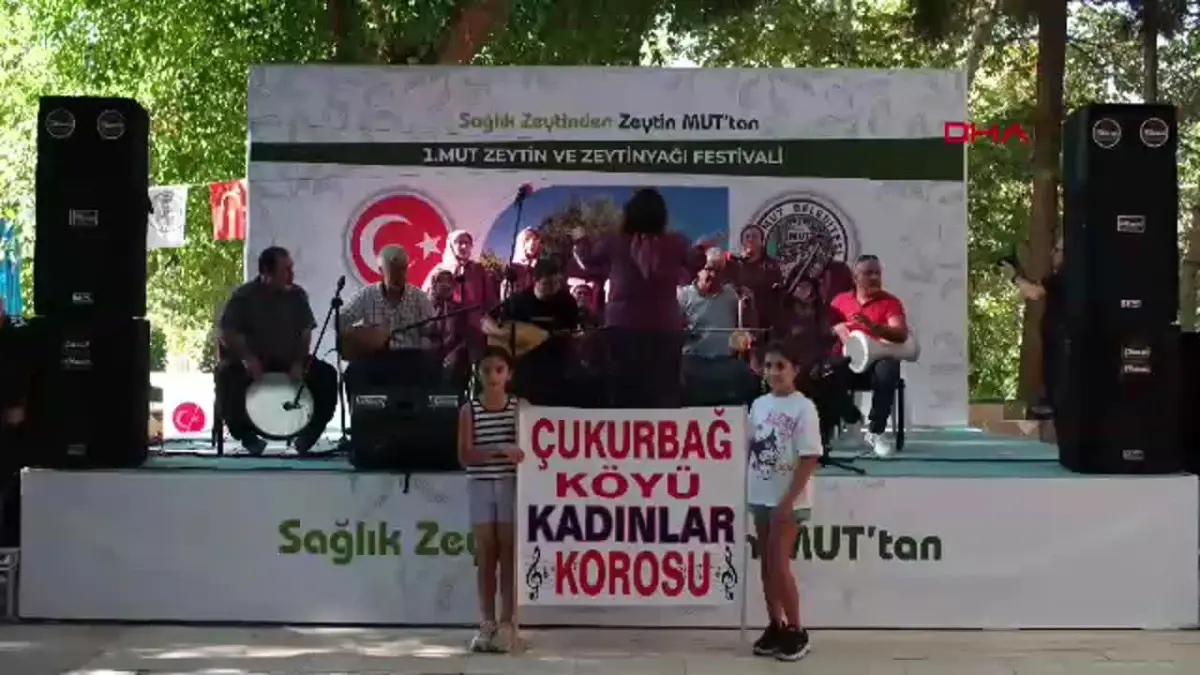 Mersin’de Şalvarlı Kadınlar Korosu Zeytin Festivali’nde Sahne Aldı