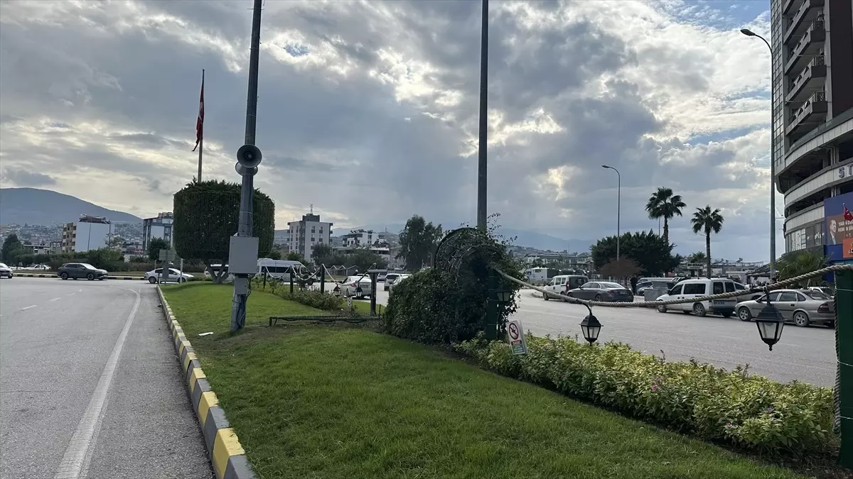 İskenderun’da Çimlere Basmaya Anonslu Uyarı