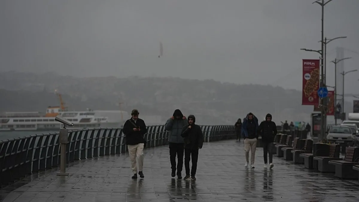 SON DAKİKA: İstanbul’da sağanak hayatı olumsuz etkiledi! Yollar sel, seferler aksadı, rögar taştı